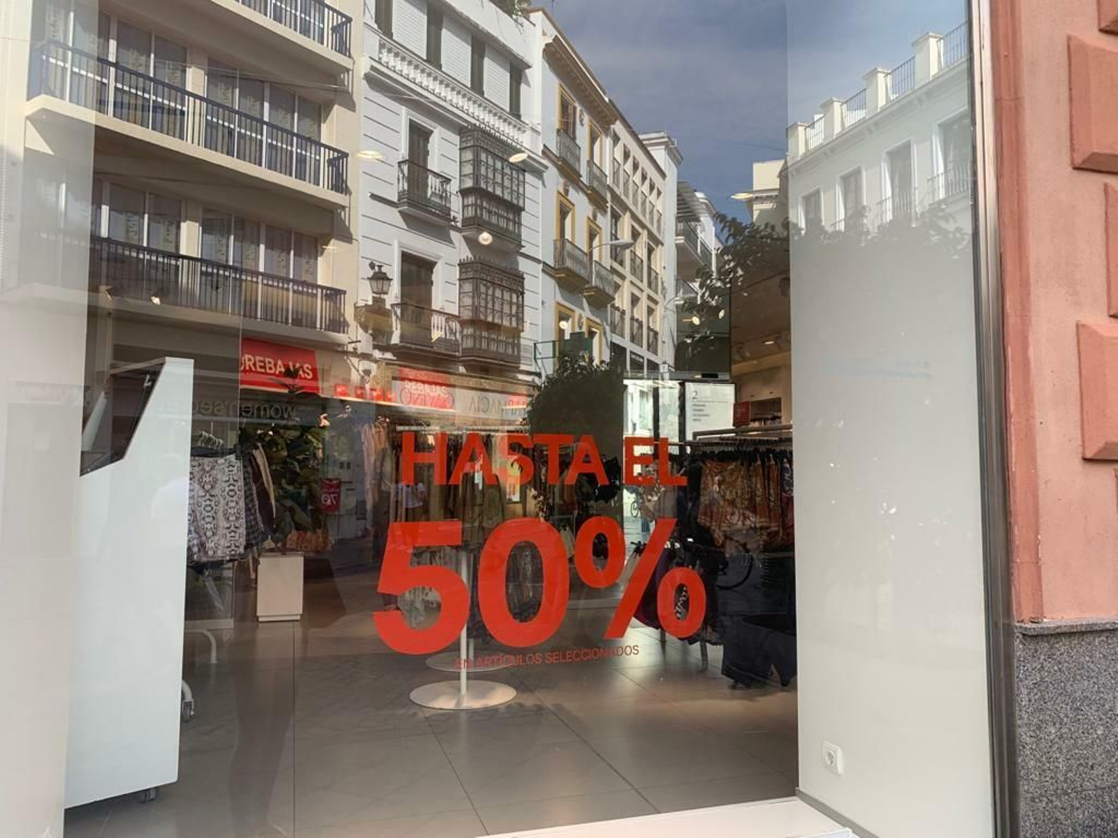 Escaparate con rebajas en una tienda de Sevilla.