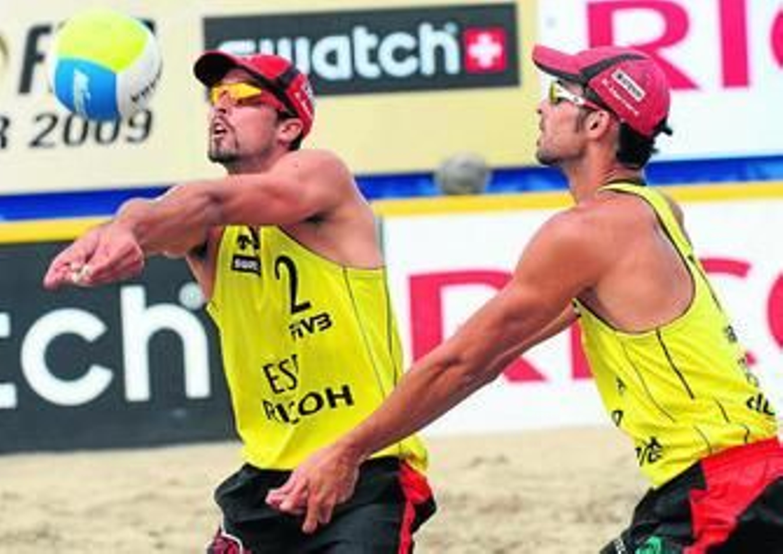 Adrián Gavira (izquierda, con el número 2) golpea el balón ante la mirada de Pablo Herrera.