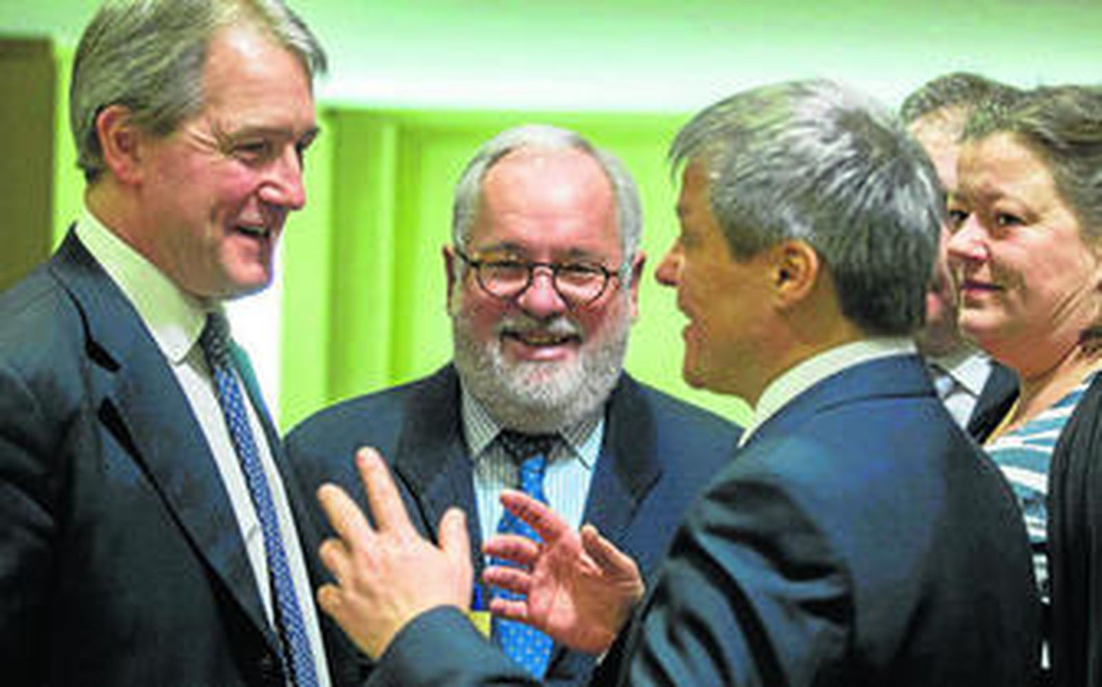 Arias Cañete, ayer en el Consejo de Agricultura entre el comisario Dacian Ciolos (derecha) y el titular británico de Medio Ambiente Owen Paterson.