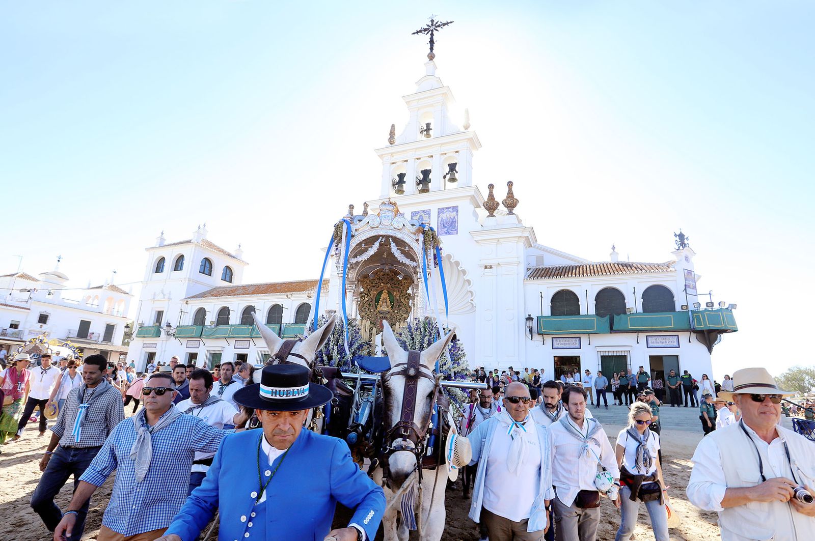 El Simpecado de Huelva en la aldea del Rocío.
