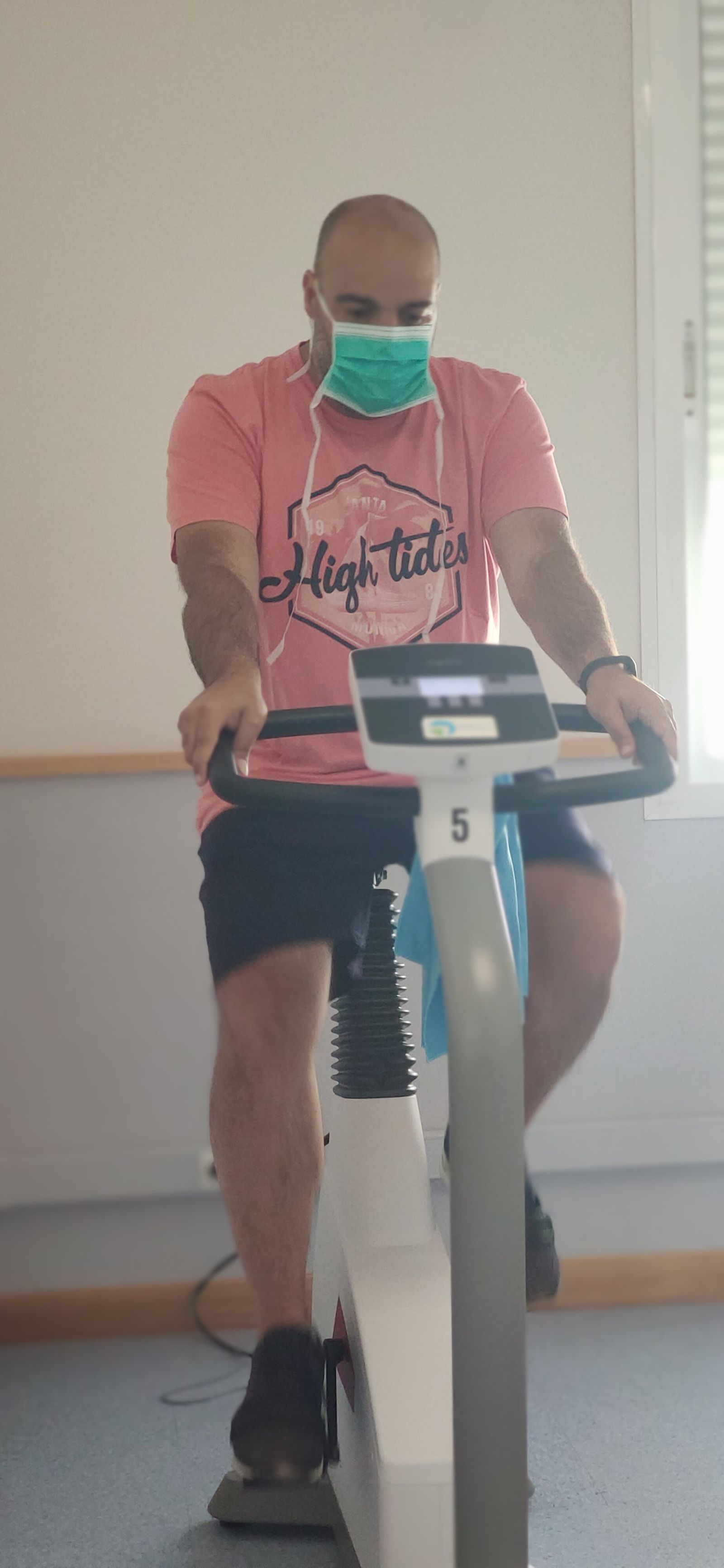 José Antonio durante el entrenamiento físico en la bicicleta.