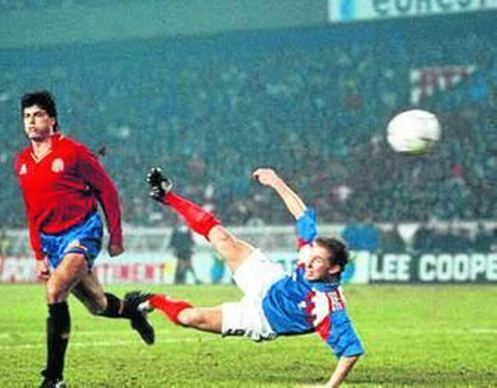 Papin remata ante Nando en el Francia-España de París.