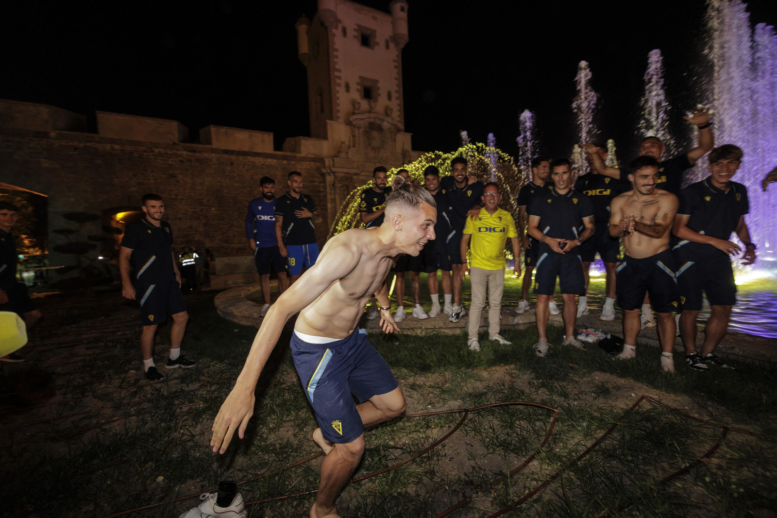 Las imágenes de la afición del Cádiz C.F. celebrando la permanencia en la fuente más cadista