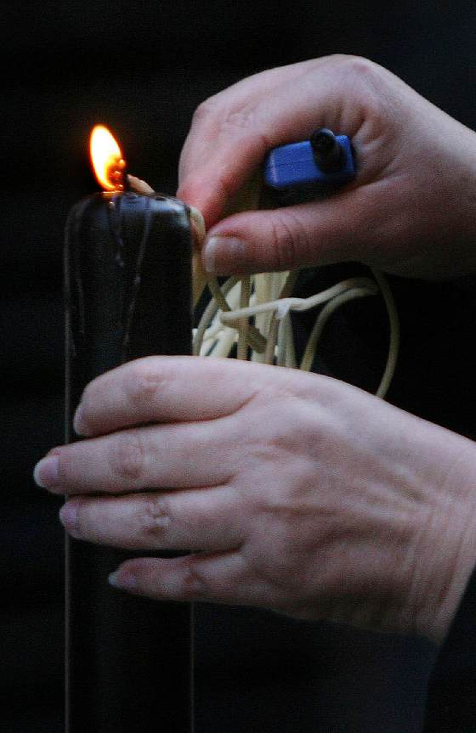 Encendiendo la cera.

Foto: Vanesa lobo