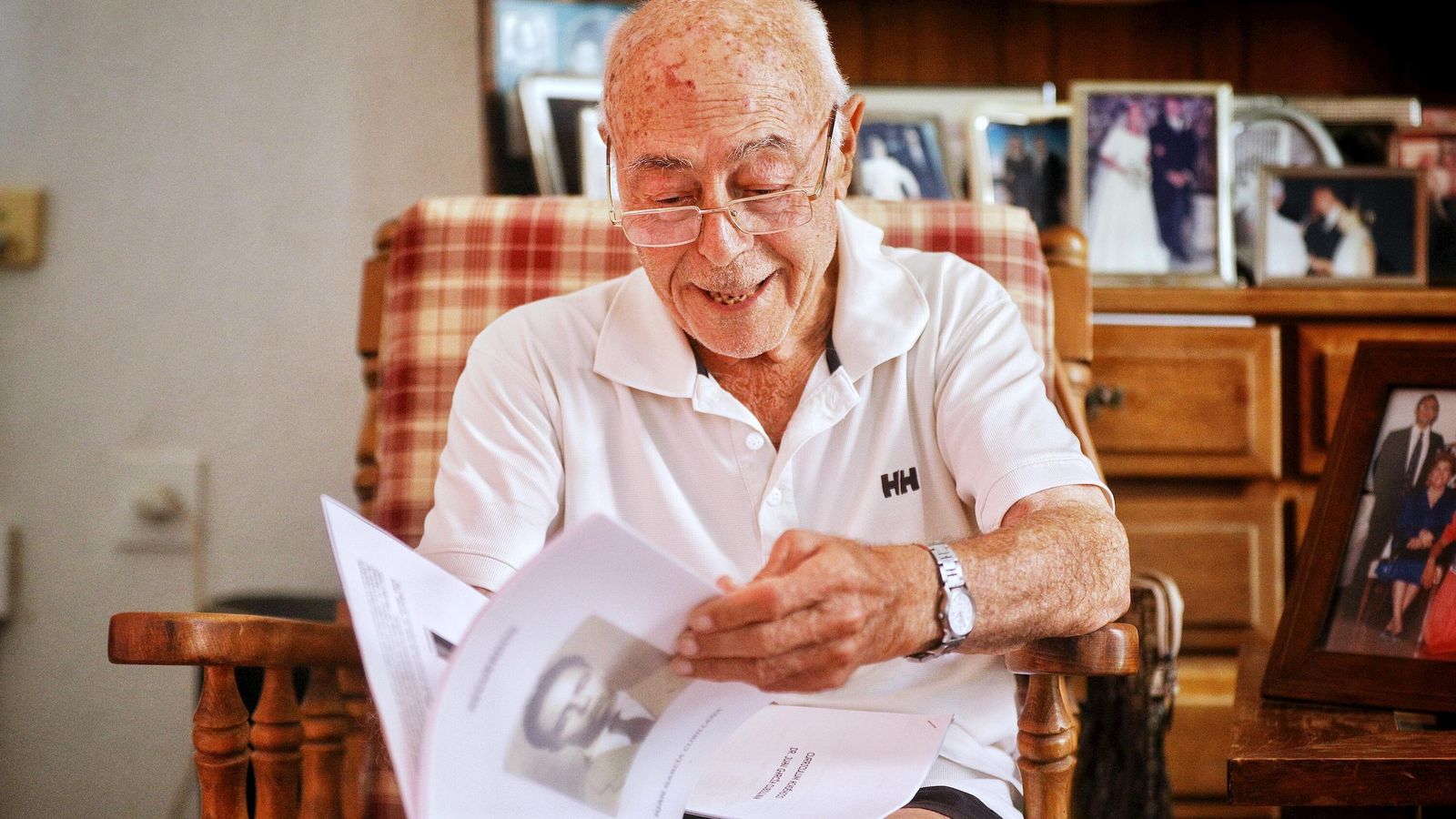 Juan García Cubillana, en su casa, con uno de sus escritos en las manos.