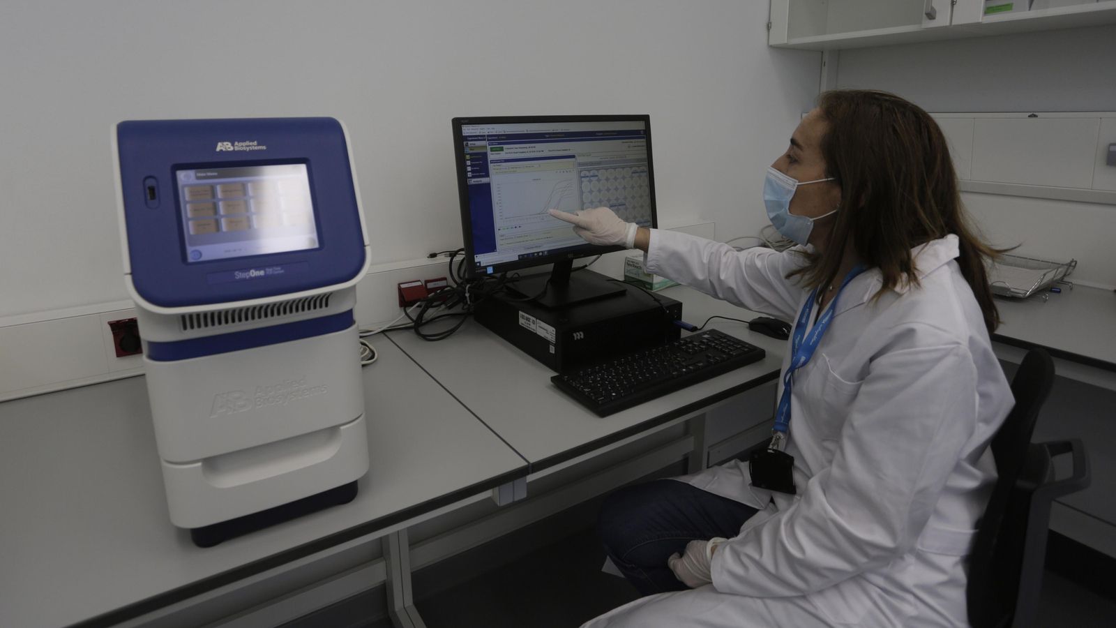 La última fase es el análisis de la carga genética para detectar qué tipo de bacteria contiene el agua.