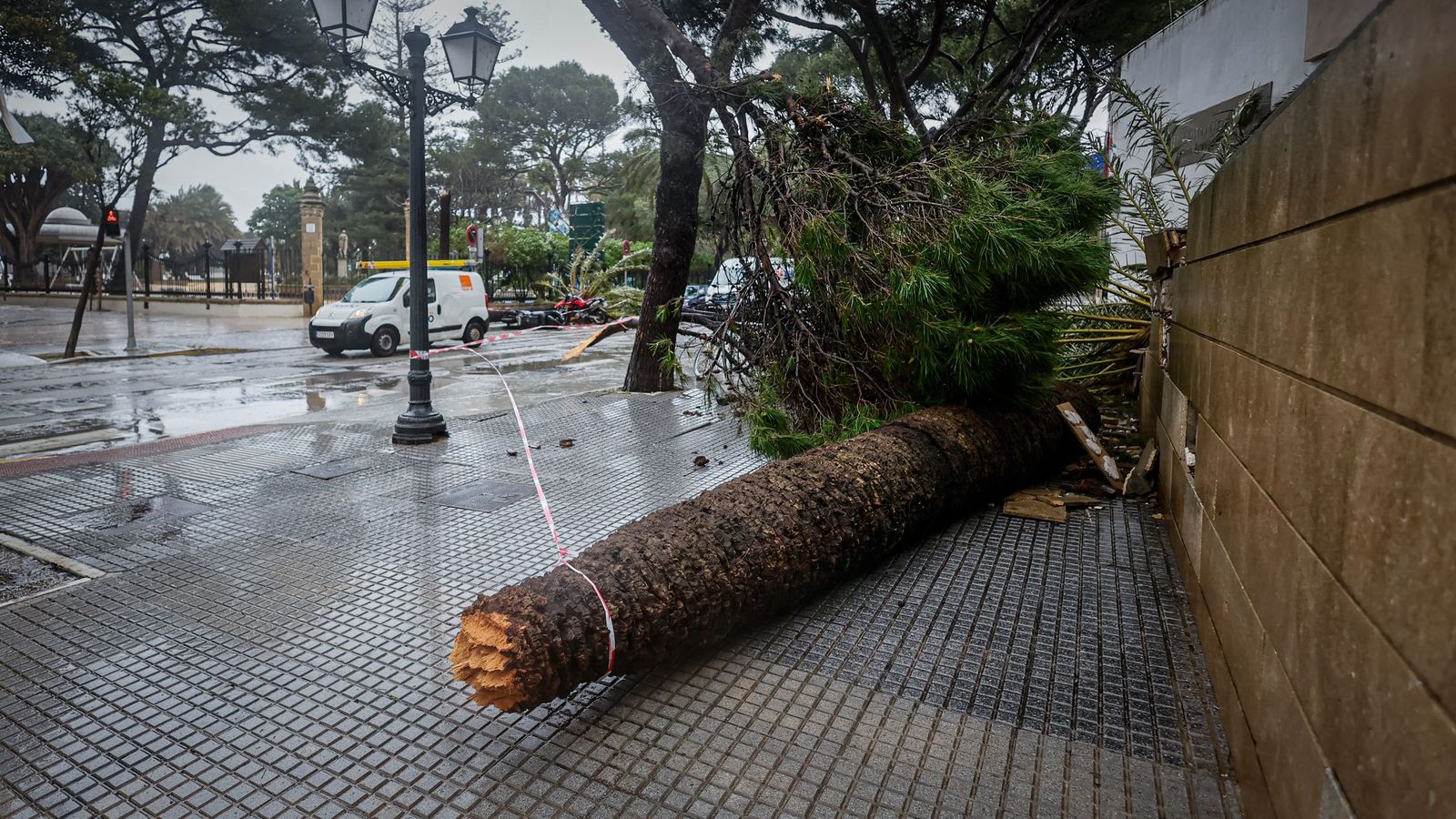El viento destroza la carpa del Carnaval en Puerto Real durante el paso de la borrasca Kristin