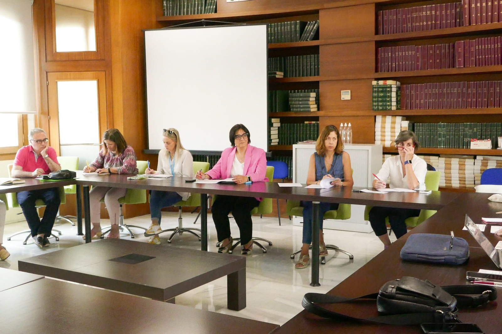 La Comisión Provincial de Seguimiento de la Convivencia Escolar, presidida por la delegada de Desarrollo Educativo y Formación Profesional, Universidad, Investigación e Innovación, María José Martín, La Comisión Provincial de Seguimiento de la Convivencia Escolar, presidida por la delegada de Desarrollo Educativo y Formación Profesional, Universidad, Investigación e Innovación, María José Martín,