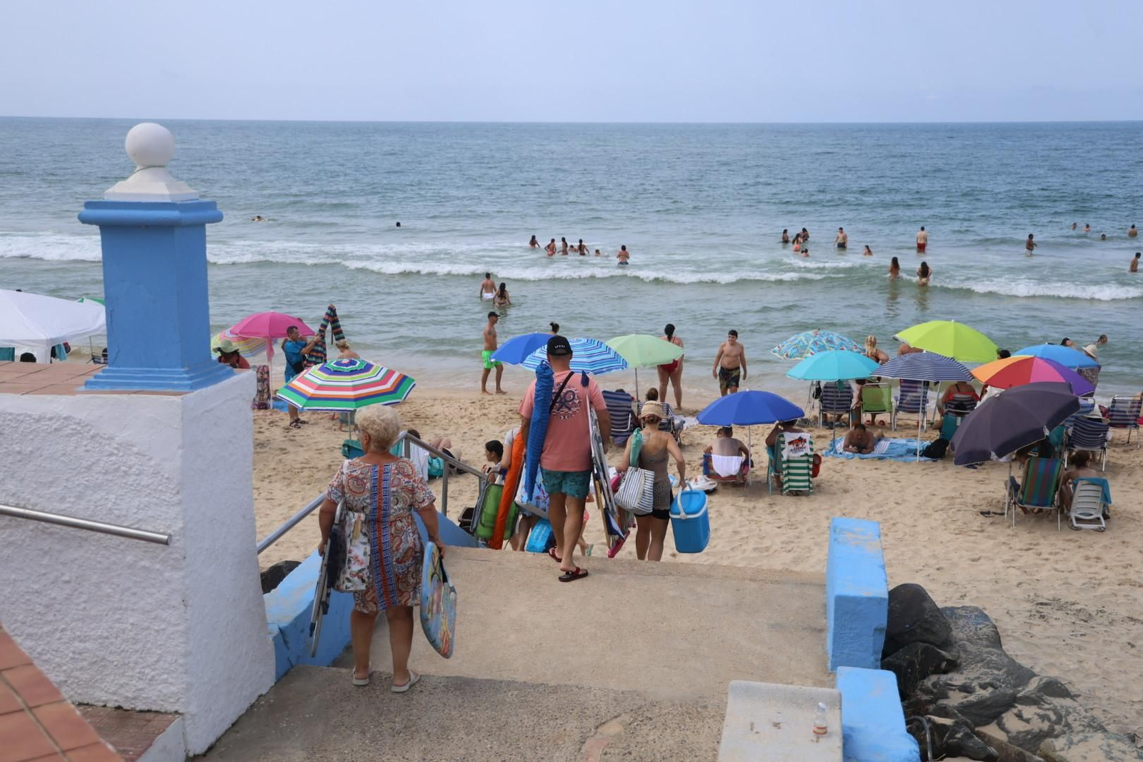 Imágenes del ambiente en las playas de Huelva