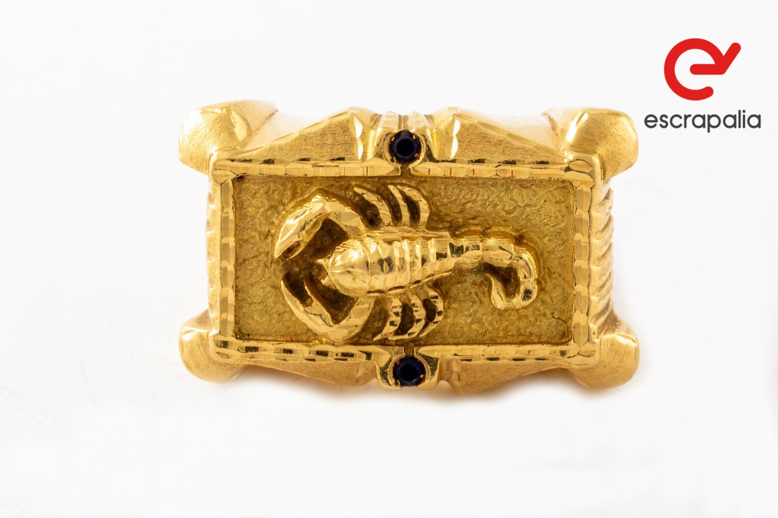 Detalle del anillo sello en forma de escorpión.