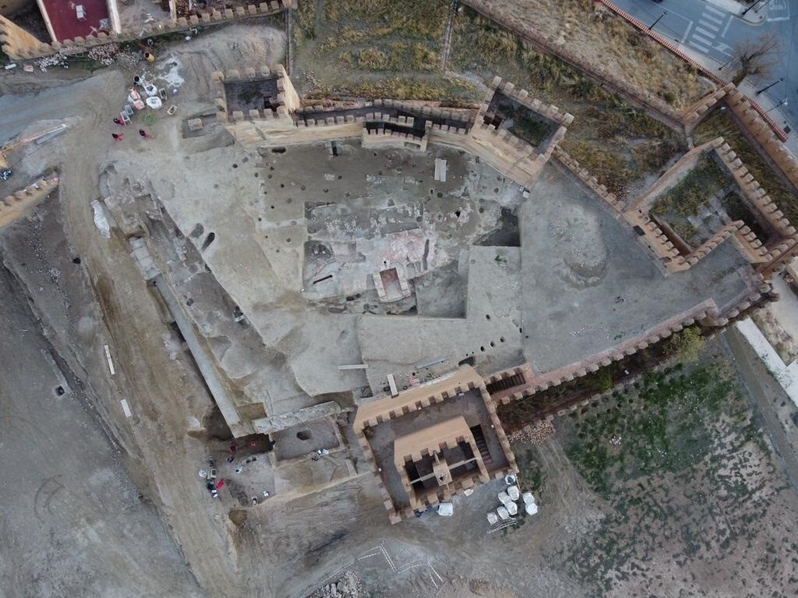 Imagen aérea de los trabajos que se están realizando en la Alcazaba de Guadix