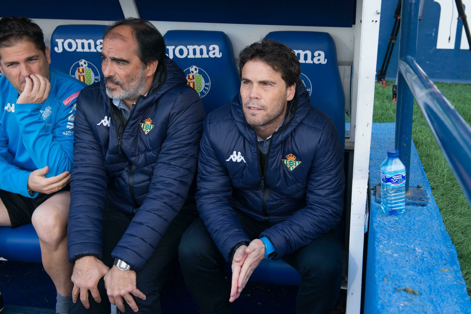 Rubi, junto a sus ayudantes en el banquillo, momentos antes de iniciarse el choque.