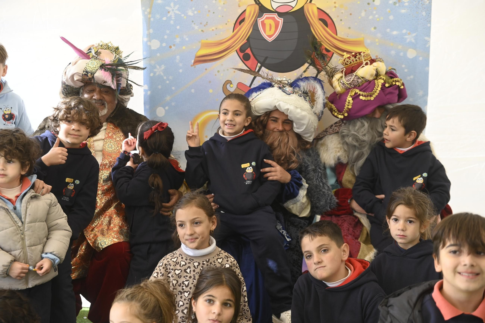 Los Reyes Magos visitan el mercadillo de El Arenal