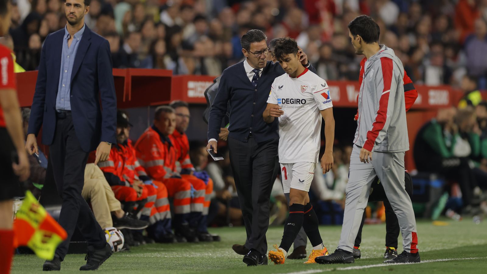 Óliver Torres se marcha después de sufrir unas molestias musculares.