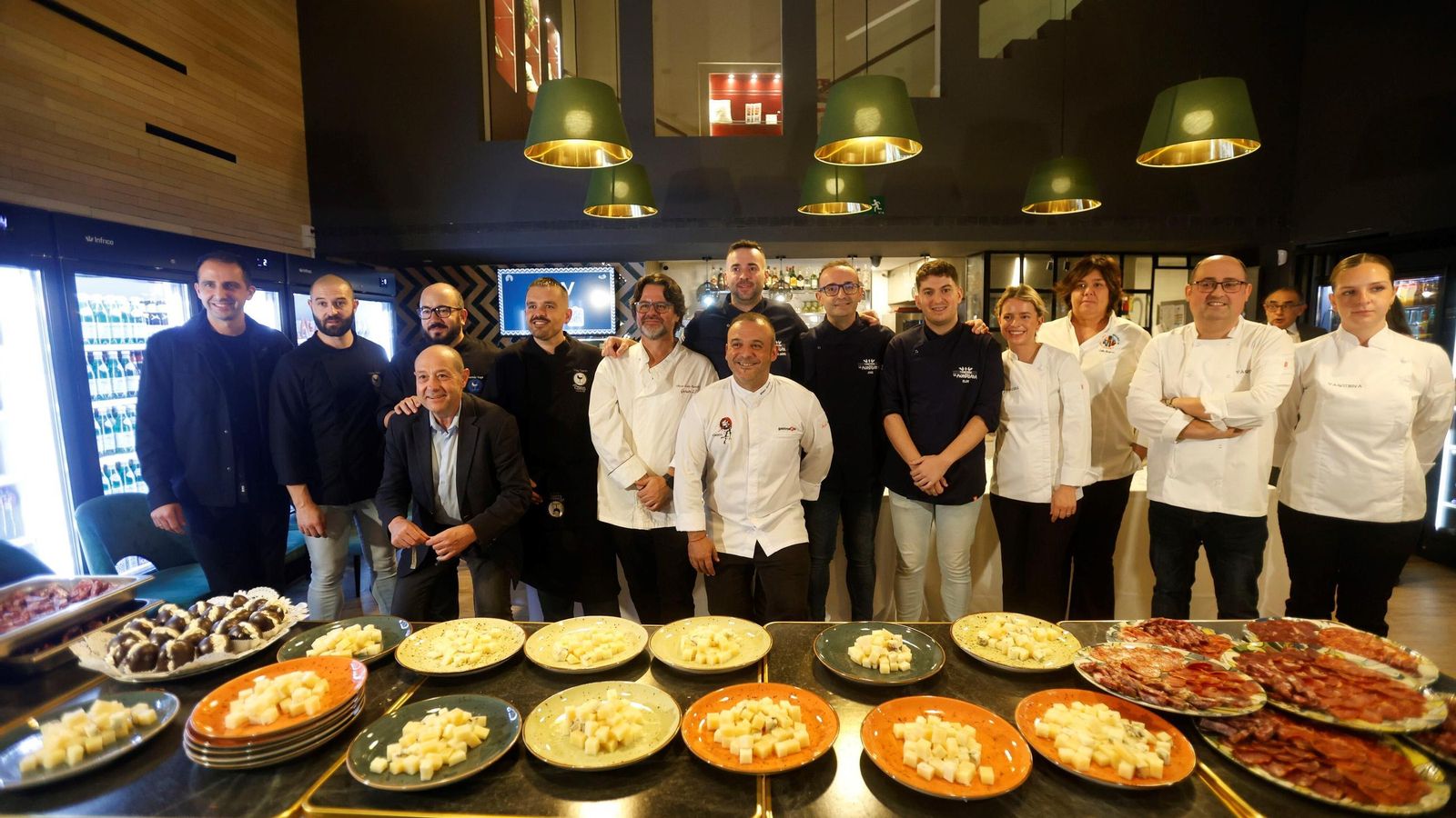 Los chefs, con los platos preparados para la cena.