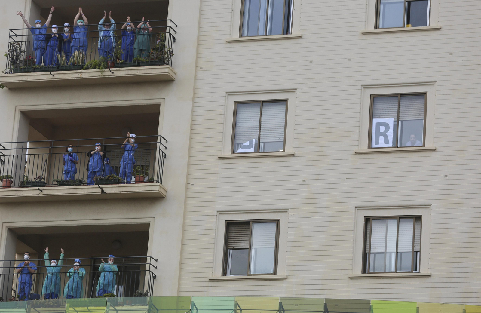 Coronavirus en Málaga: Aplausos que emocionan en el hospital Regional, en fotos