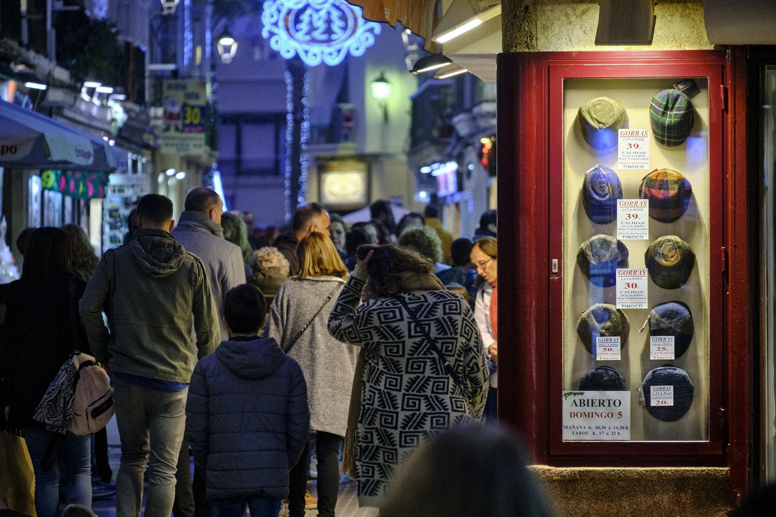 Compras en la calle Pelota en la noche del 5 de enero.