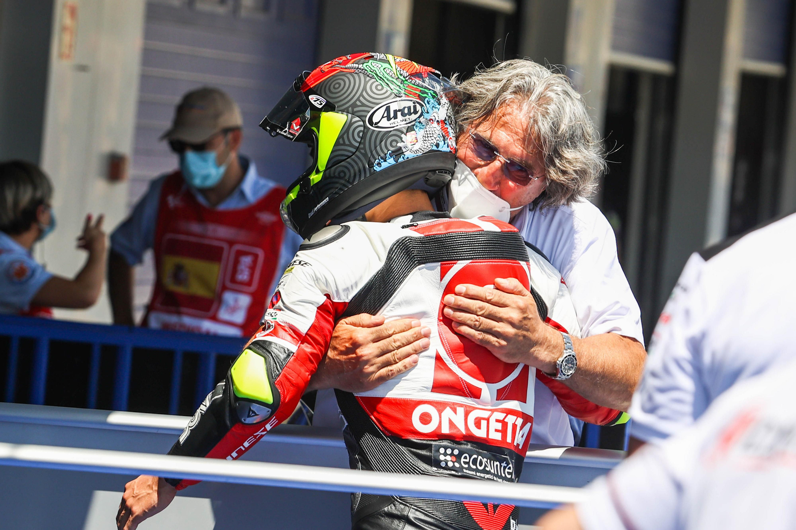 Tatsuki Suzuki, felicitado en el 'corralito' del Circuito por por Paolo Simoncelli; su hijo Marco fue el anterior vencedor en la categoría pequeña partiendo de la 'pole' en Jerez.