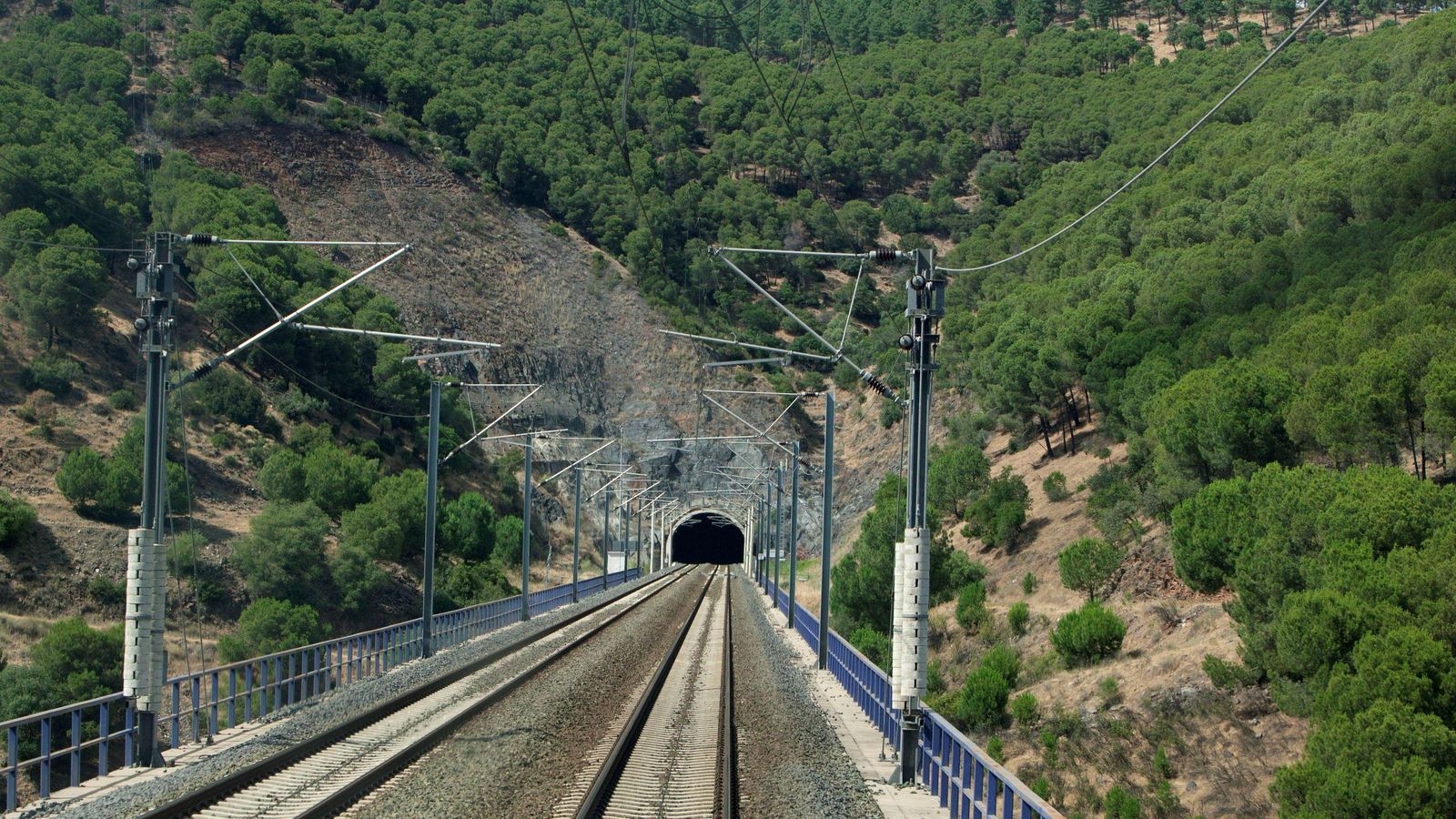 Uno de los 17 túneles de la línea del AVE Sevilla-Madrid que van a iluminarse con tecnología LED.
