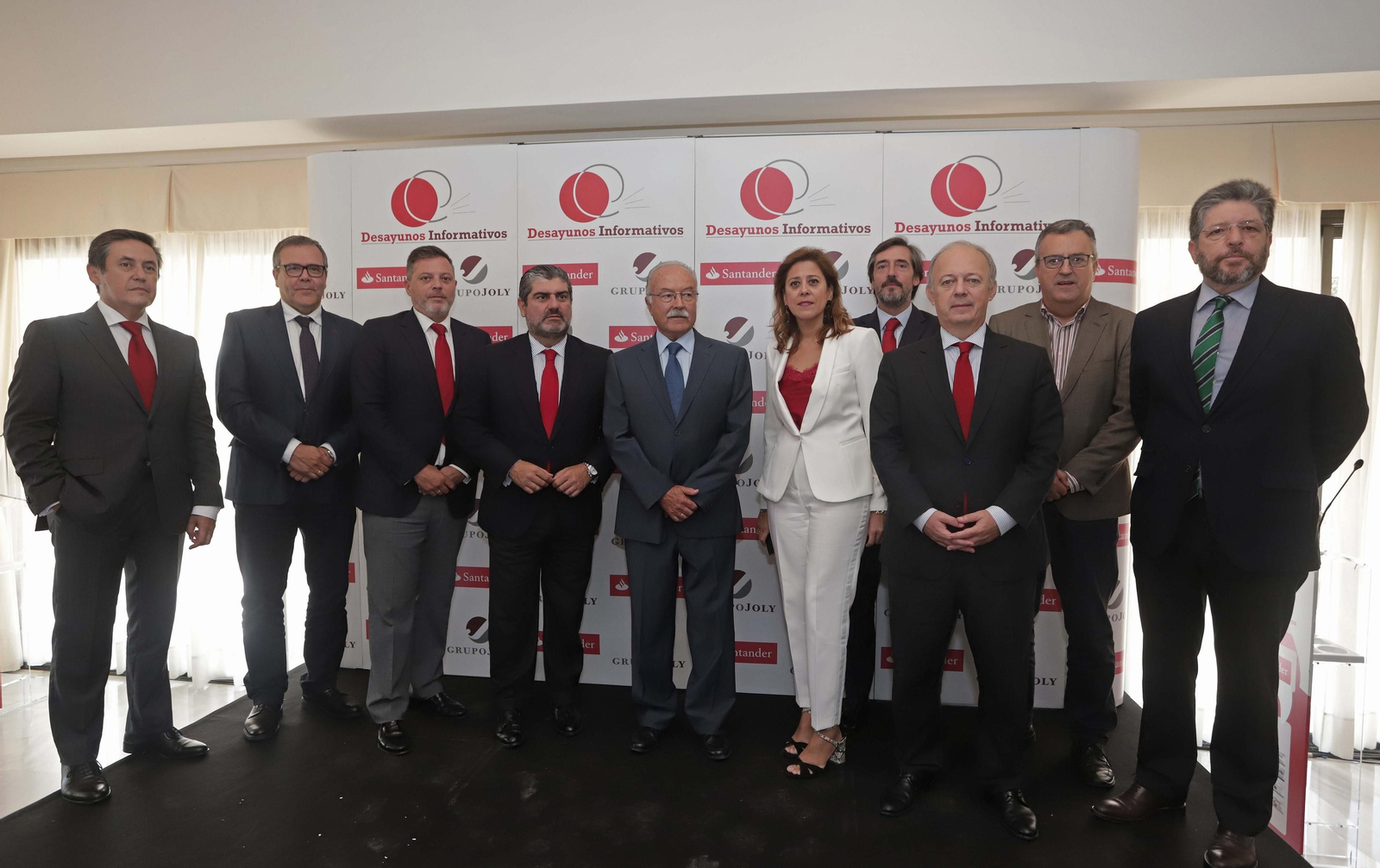 Manuel Morón, flanqueado por Luis Rodríguez de la Fuente y Carmen González del Banco Santander, junto a otros directivos del banco y autoridades.