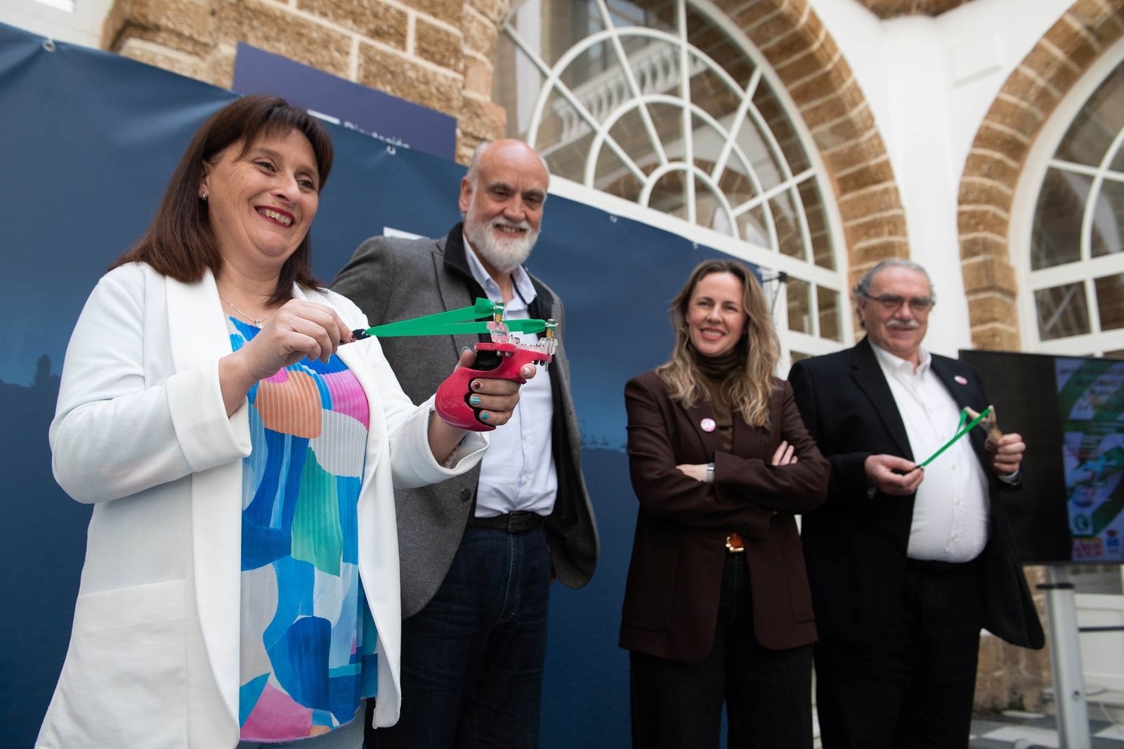 La pradense Susana Tamayo, tricampeona de Europa de la especialidad, sujeta un tirachinas en la ruede de prensa junto a Javier Vidal, Vanesa Beltrán y Juan Carlos Fernández.