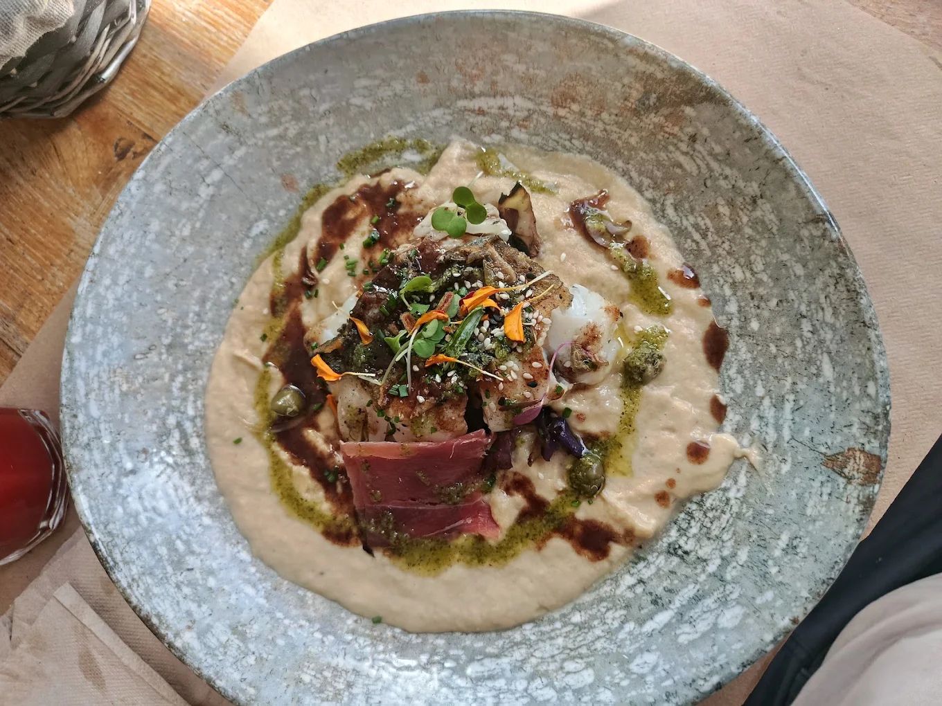 Mocka Tomares, del serranito al curry sin cambiar de mesa