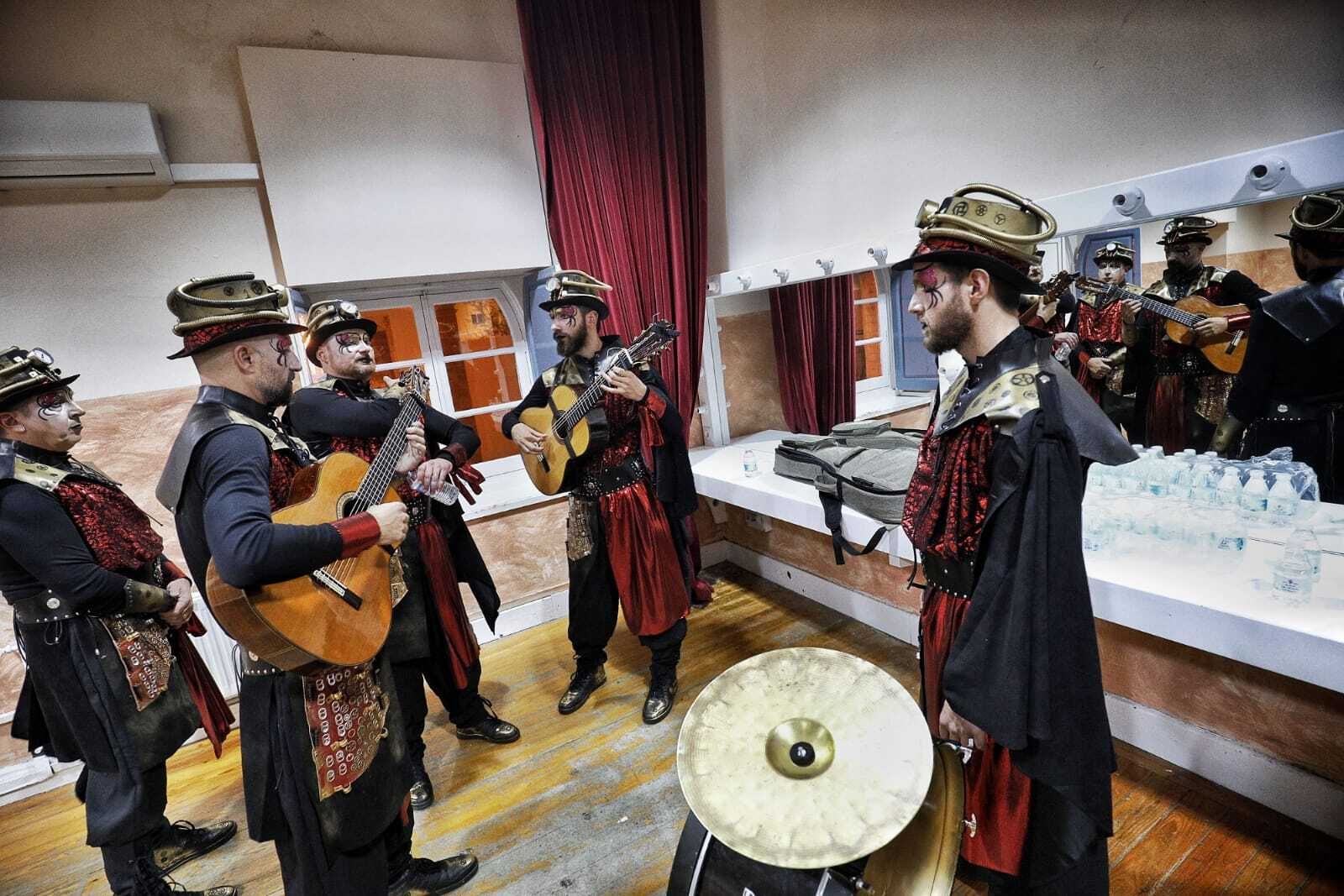Víctor Requena y otros integrantes de la comparsa 'Los torneros' en camerinos.