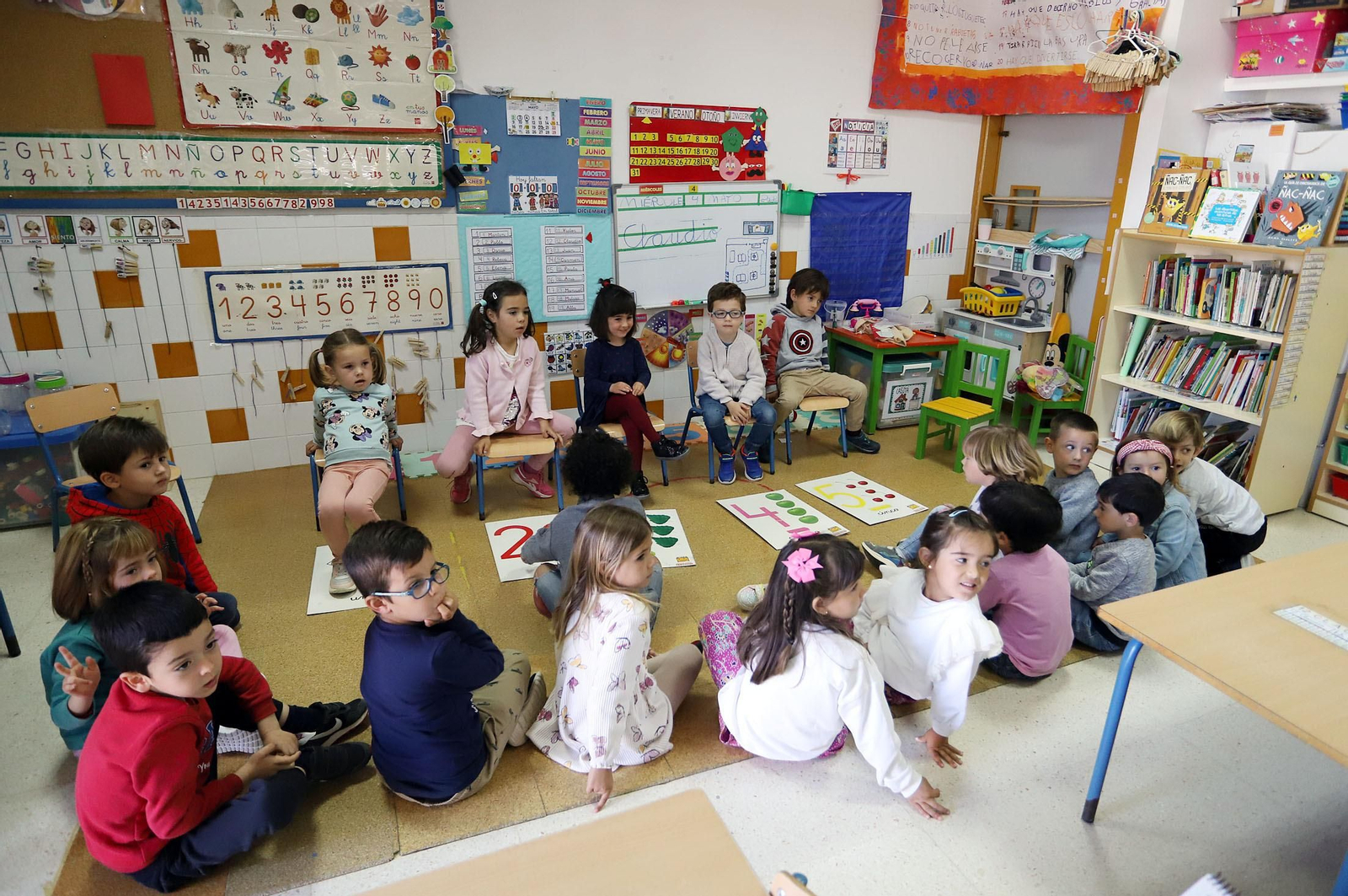 Imágenes de los alumnos de infantil de El Puntal haciendo de periodistas