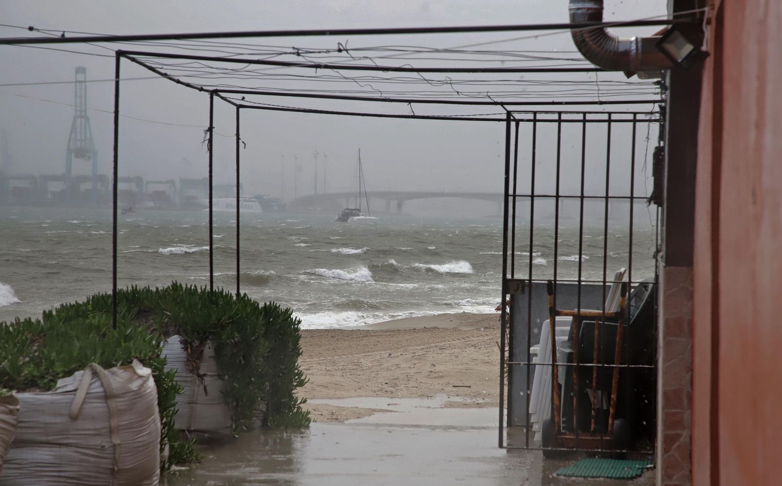 Fotos de la borrasca Joseph: Rachas de 100 km/h cierran el Estrecho y colapsan el Puerto de Algeciras