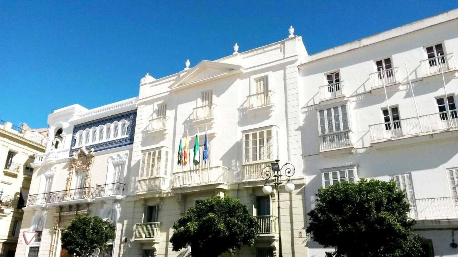 Sede del centro asociación de la UNED en Cádiz, en la plaza de San Antonio. Sede del centro asociación de la UNED en Cádiz, en la plaza de San Antonio.