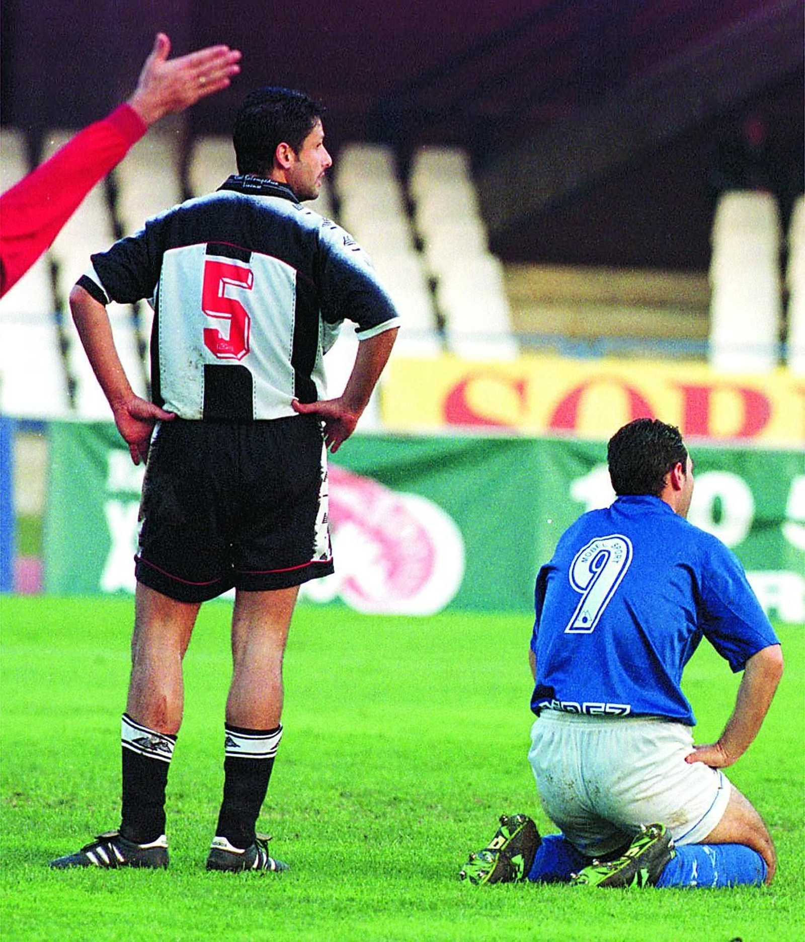 David Rico da instrucciones, junto a Fali Montes (en el suelo)