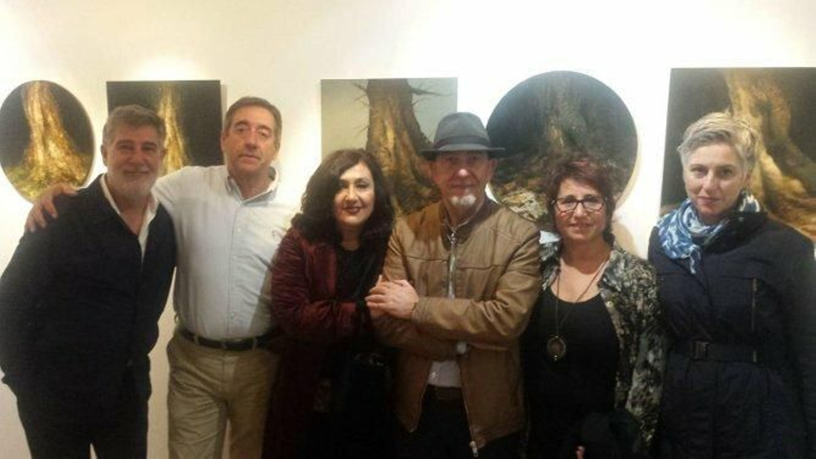 Alfonso Arenas, Pedro Macías, Josela Maturana, el pintor Pepe Palacios, Virginia María y María del Mar de Robert, durante la inauguración de la muestra titulada ' Naturaleza viva, naturaleza muerta', en Espacio Uno en San Fernando.