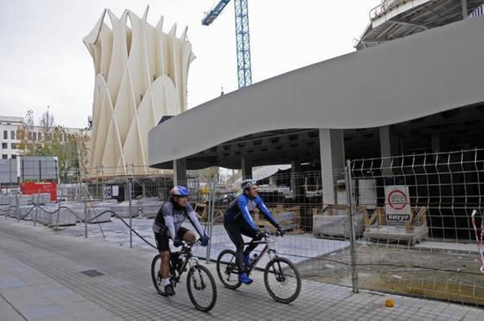 Varios ciclistas pasean por los aledaños de la plaza y observan su sitación actual.

Foto: Juan Carlos Vázquez