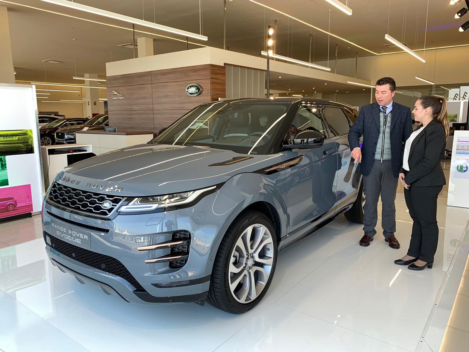 El nuevo Land Rover Range Rover Evoque en Fiol Roca, en Camas (Sevilla).