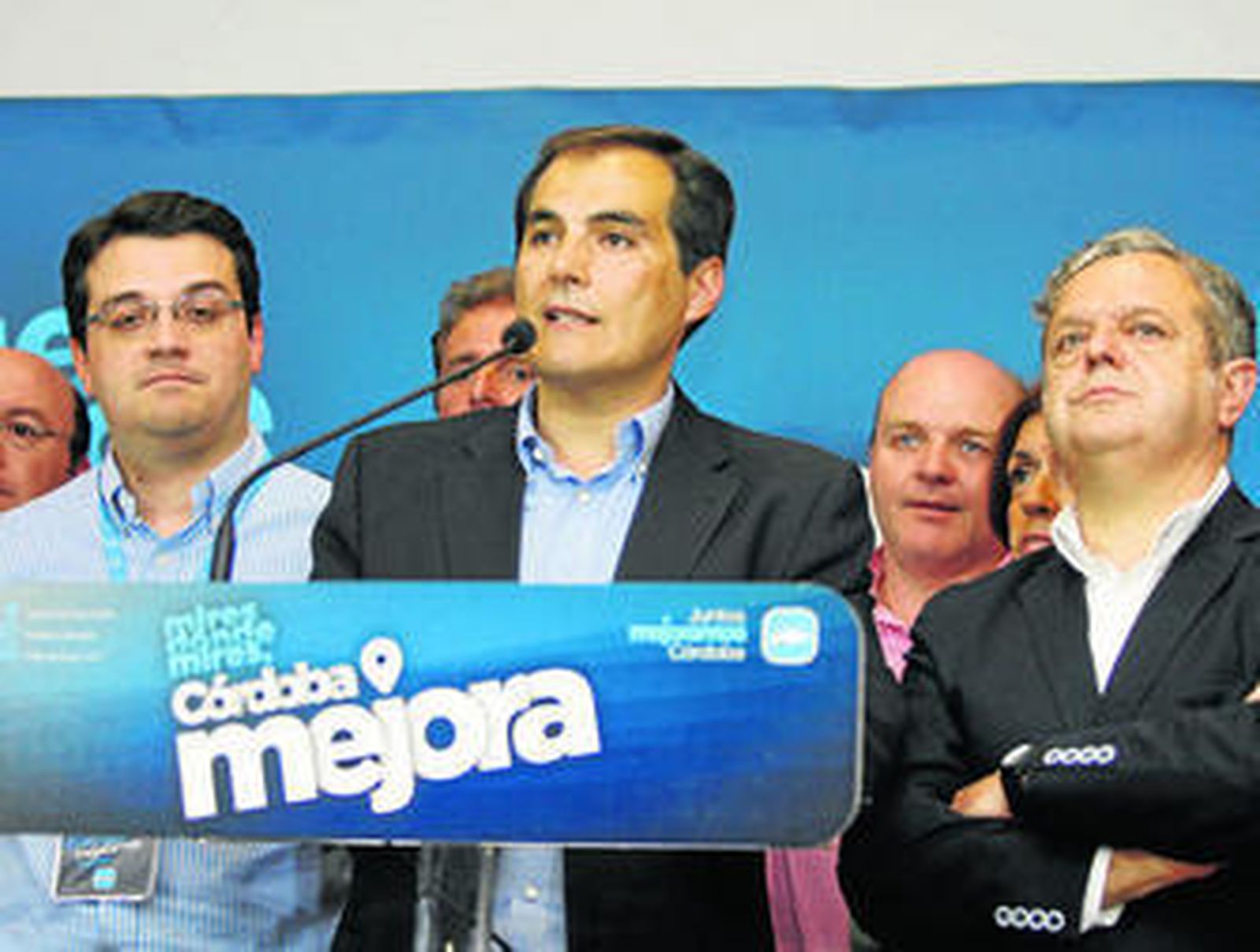 José Antonio Nieto se dirige a los militantes del PP anoche en el Hotel Hesperia flanqueado por José María Bellido y Salvador Fuentes.