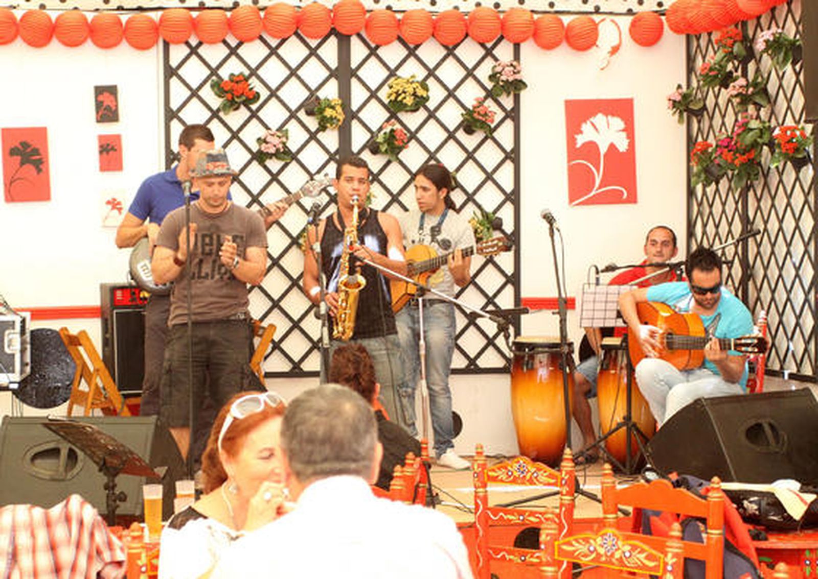 Los algecireños viven intensamente la jornada del sábado en la Feria. 

Foto: Vanessa Perez