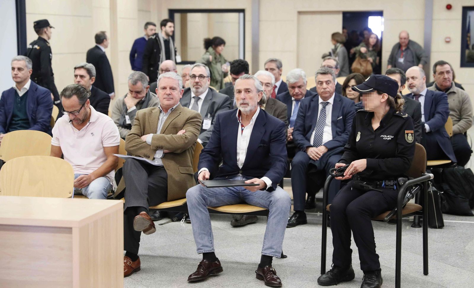 Álvaro Pérez, 'El Bigotes', Pablo Crespo y Francisco Correa, ayer en primera fila, con el resto de acusados, al arrancar el juicio a la trama de Gürtel en Valencia.