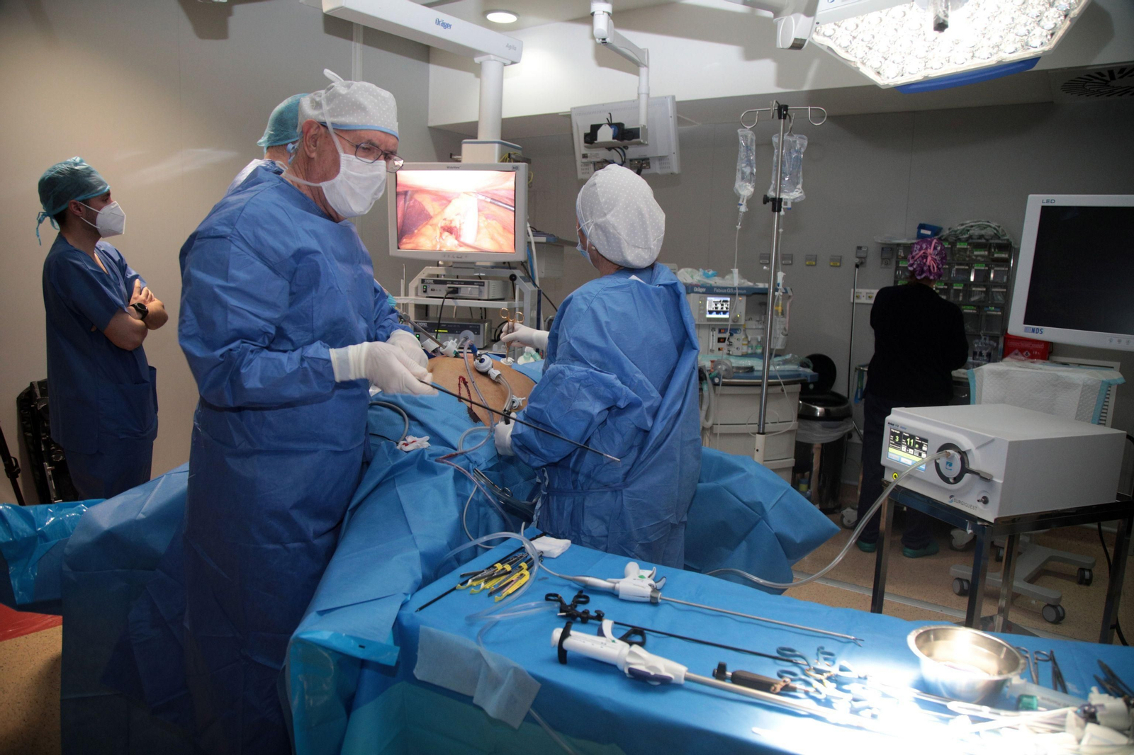 Profesionales durante una intervención realizada en el Hospital HLA  Inmaculada de Granada.