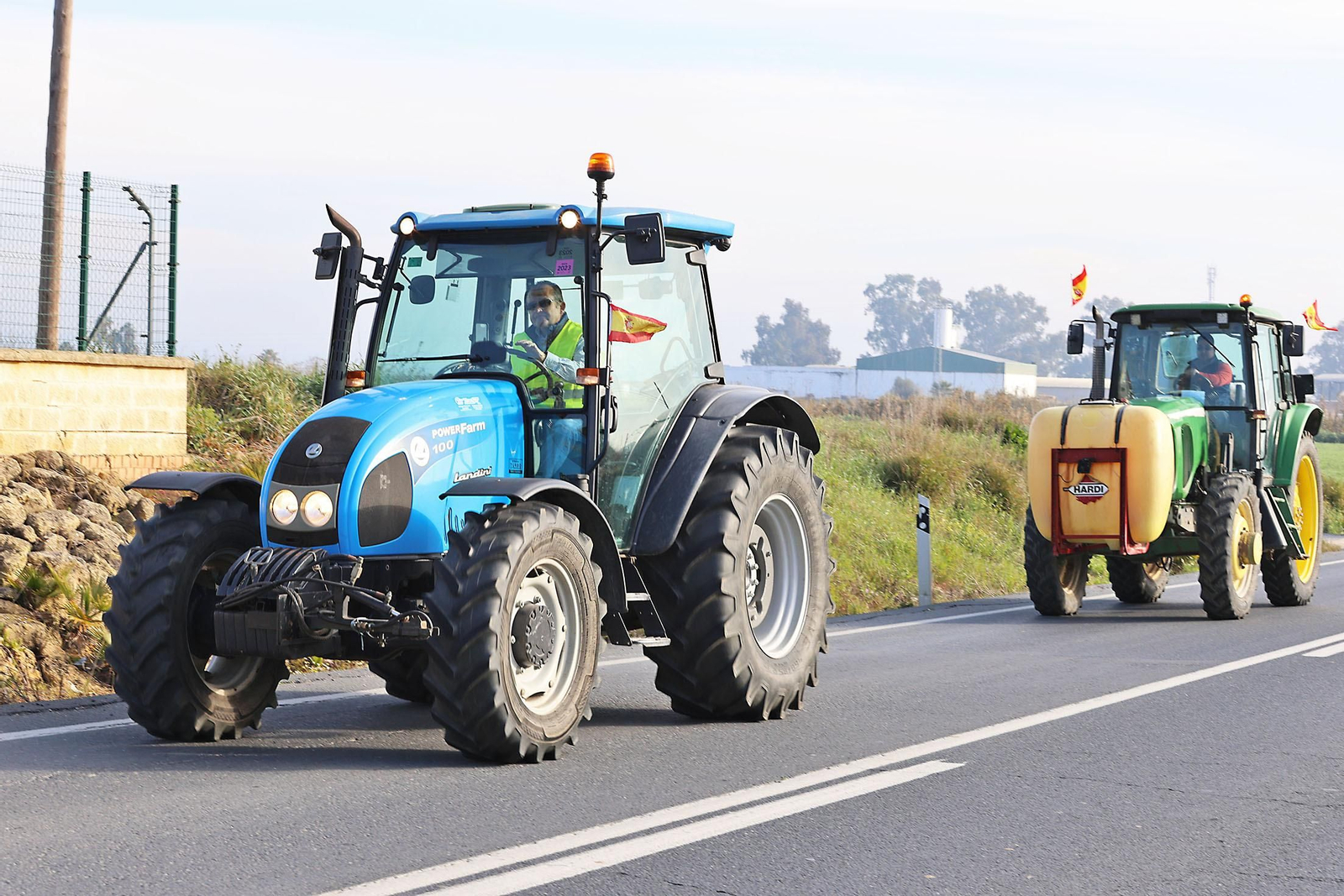 Las imágenes de la tractorada de los agricultores de Huelva este martes