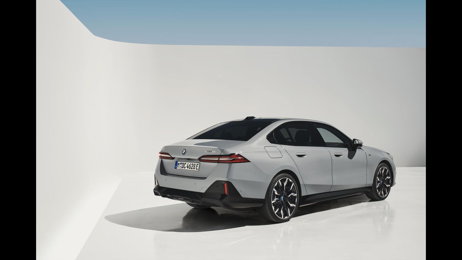 Habrá dos versiones de tracción total, una Diesel y otra eléctrica, y tres de tracción trasera.