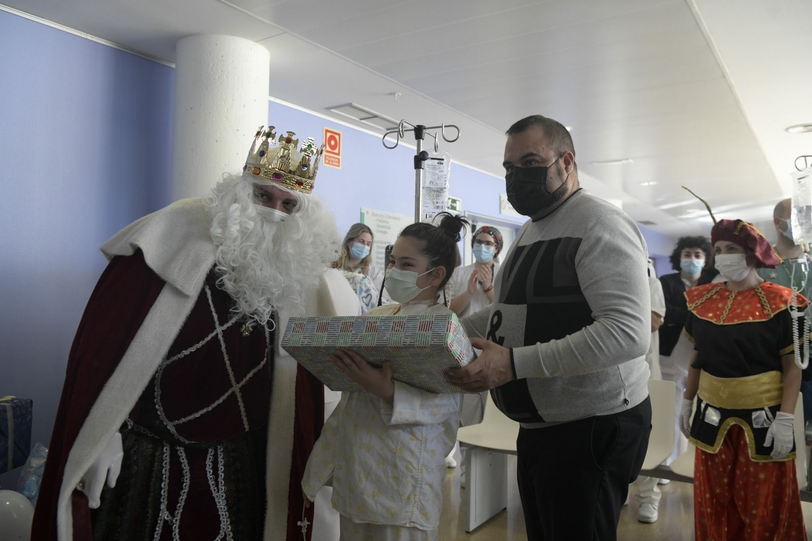 Así ha sido la visita de los Reyes Magos a los niños hospitalizados en el Hospital San Cecilio de Granada