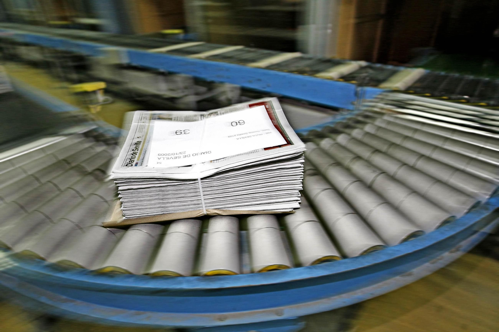 Un paquete de ejemplares de Diario de Sevilla recién salidos de la rotativa.