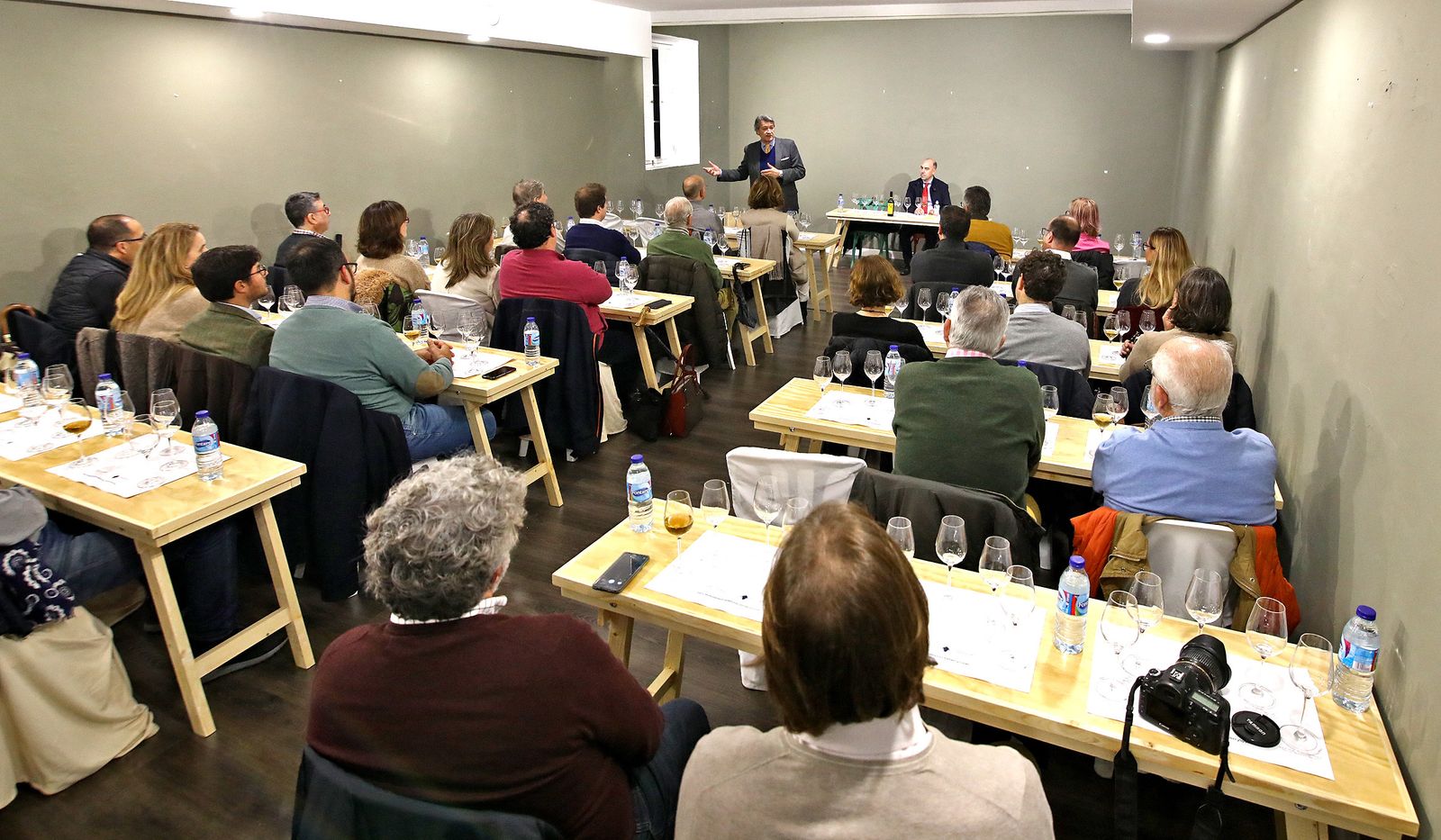 Asistentes a la cata de jereces especiales y dulces navideños de Estepa.