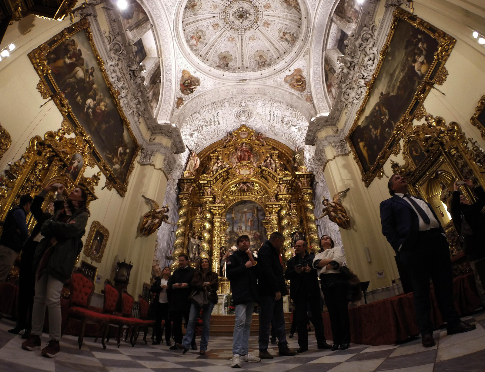 La iglesia del Señor San Jorge del Hospital de la Santa Caridad tras inaugurarse la nueva iluminación artística.