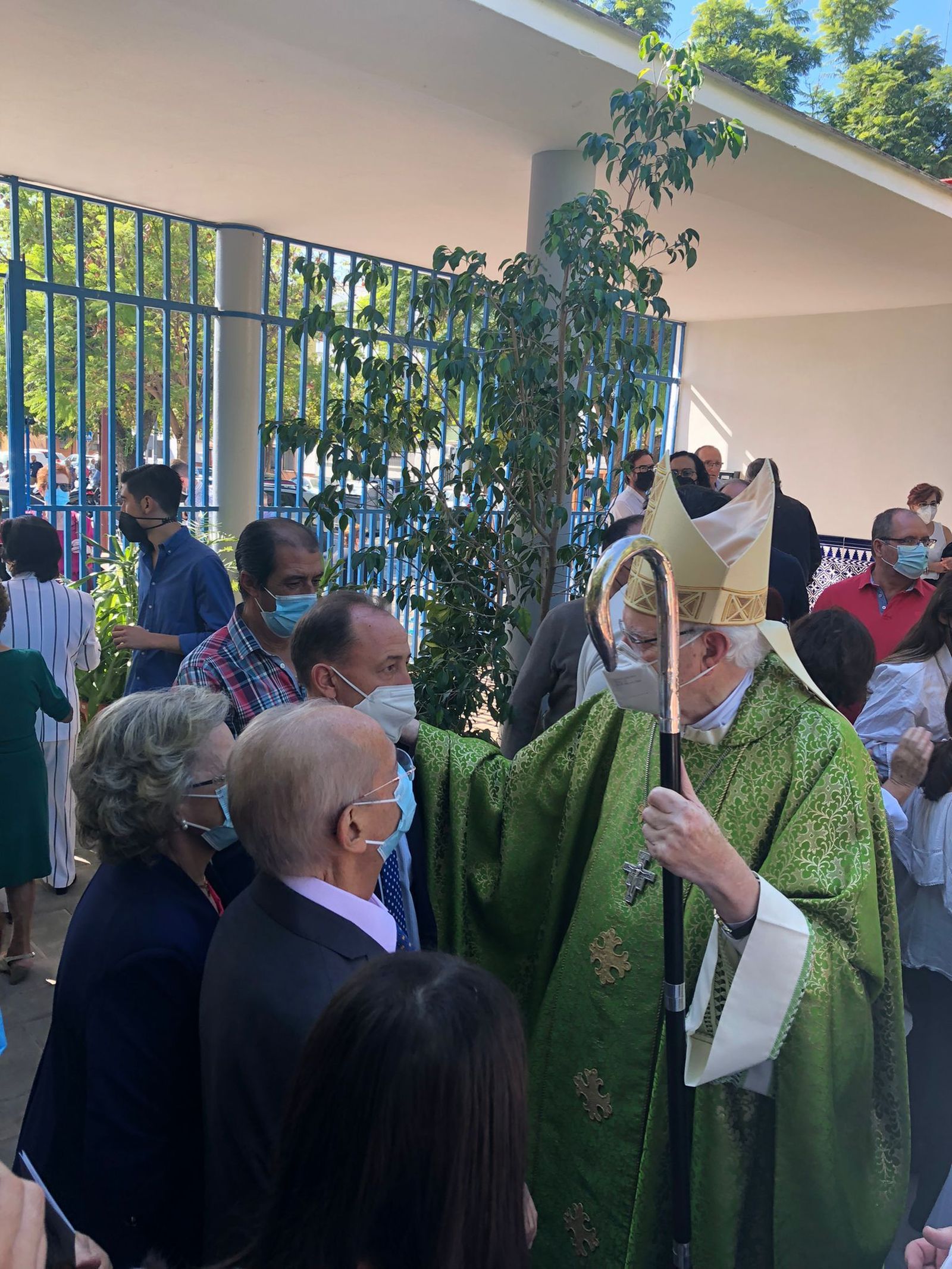 Fray Carlos Amigo junto a la familia Sainz en una imagen reciente