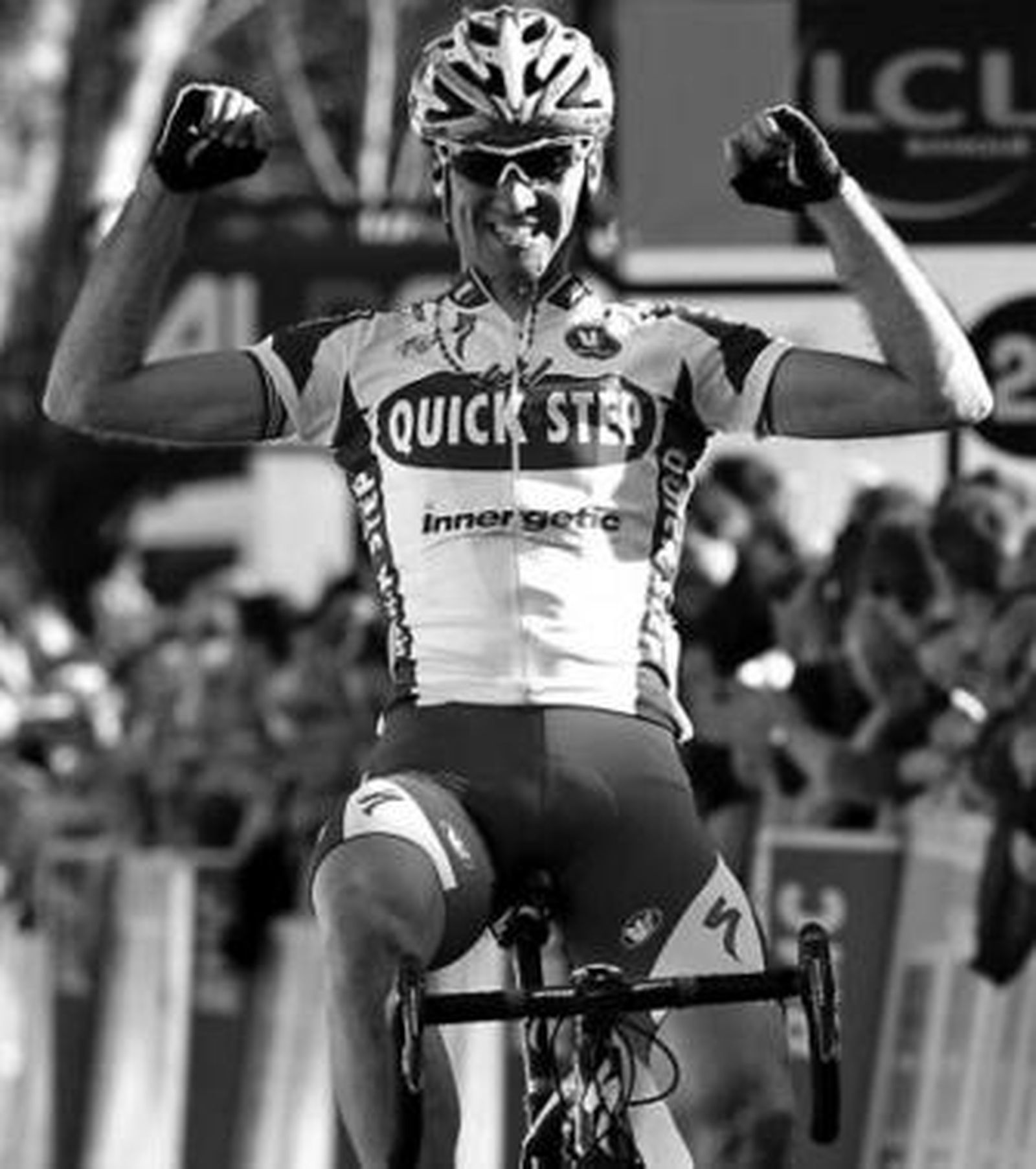 Barredo alza los brazos en el momento de cruzar la meta.