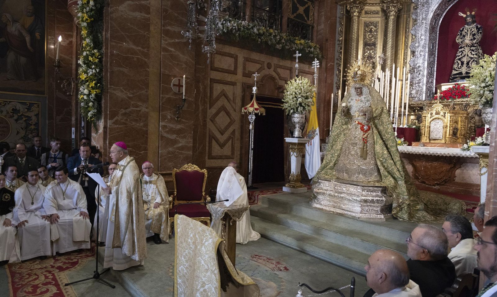 La entrega de la Rosa de Oro a la Virgen de la Macarena, todas las fotos