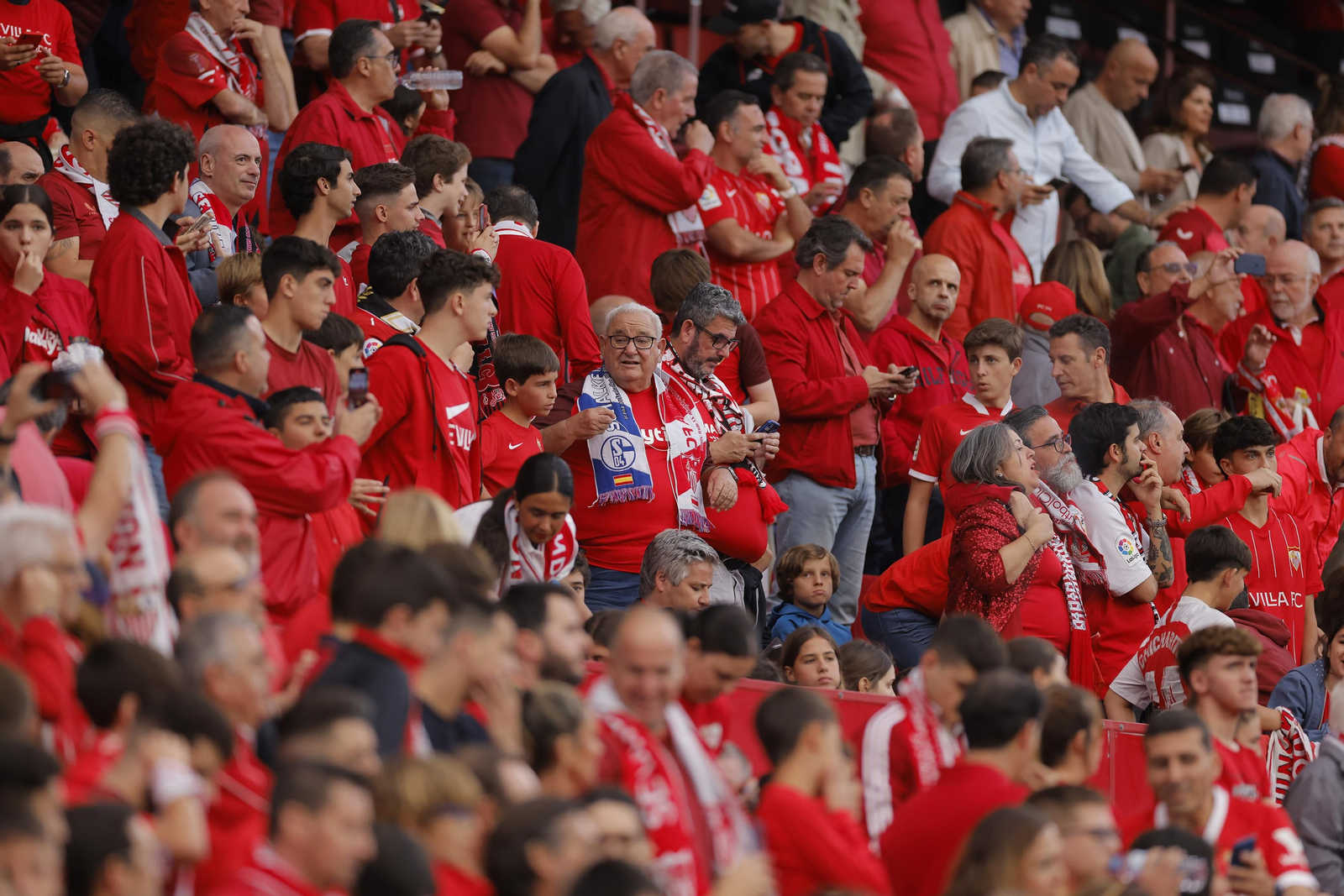 Búscate en las fotos del Sevilla-Juventus