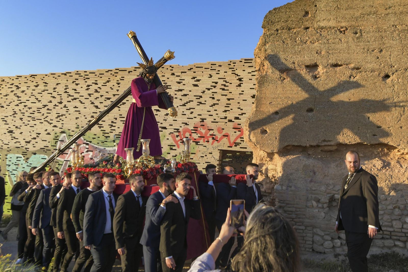 Galería: La Estrella sube en vía crucis al Cerro de San Miguel