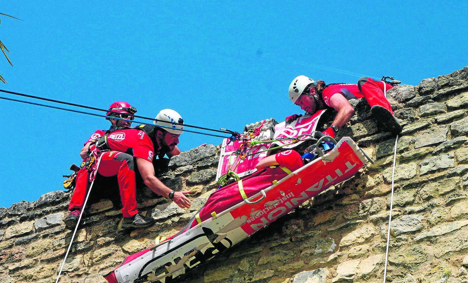 El equipo Espeleosocorro Andaluz, en pleno rescate en una de las pruebas que se celebraron en Ronda.
